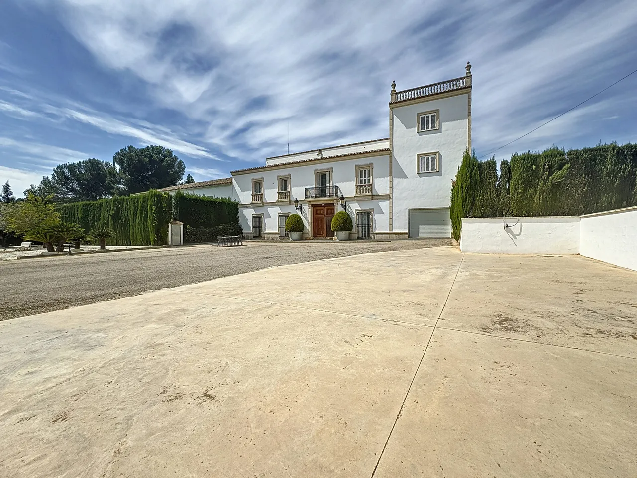 Villa en venta de 1.204m² (construidos) con parcela de 5.000m² y piscina y jardín — foto 1