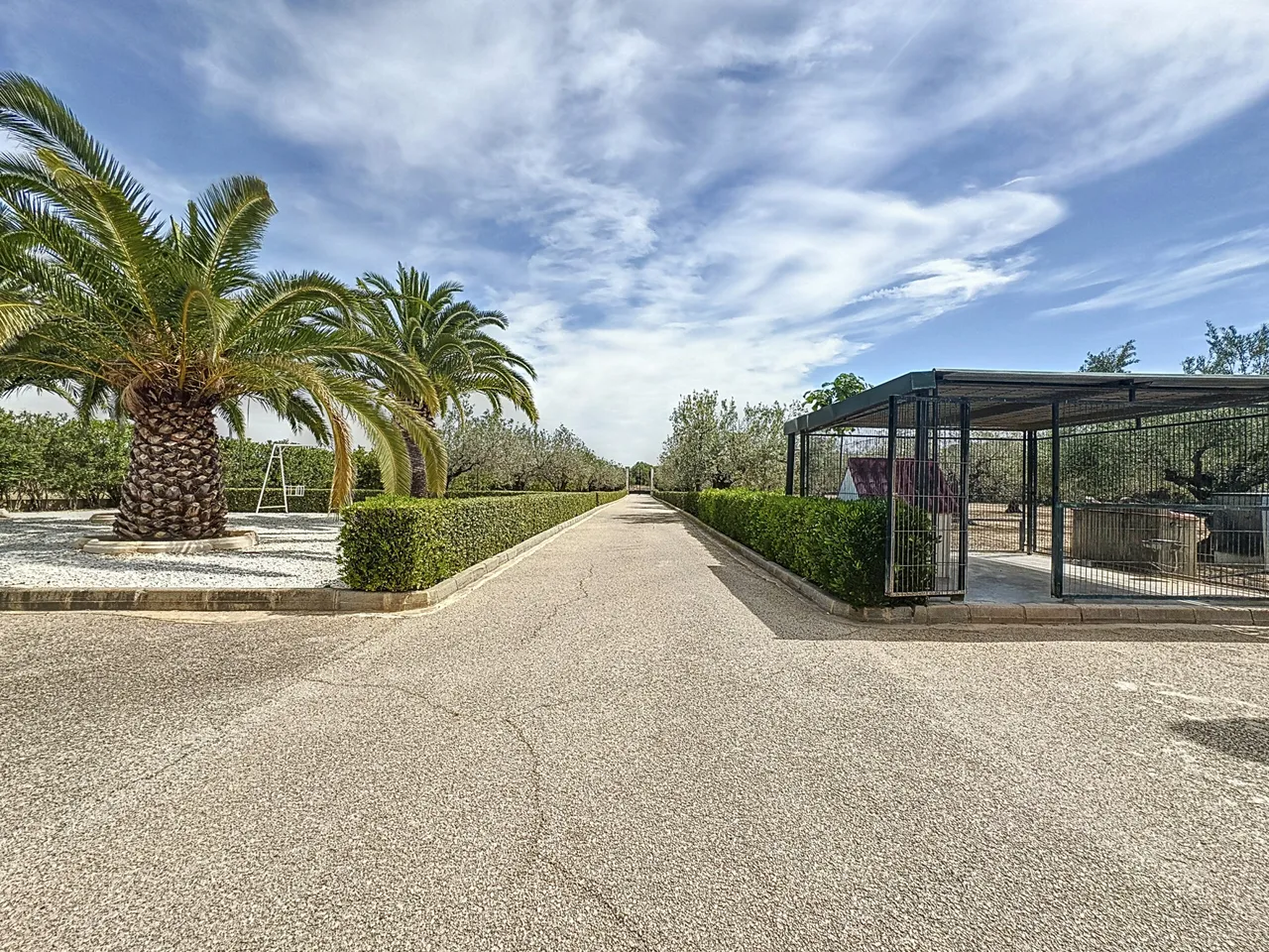 Villa en venta de 1.204m² (construidos) con parcela de 5.000m² y piscina y jardín — foto 3