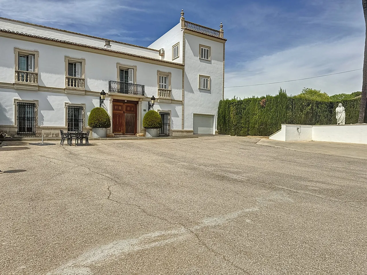Villa en venta de 1.204m² (construidos) con parcela de 5.000m² y piscina y jardín — foto 2