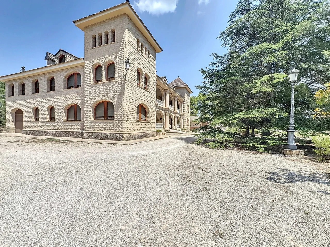 Villa en venta de 1.941m² (construidos) con parcela de 16.387m² y piscina y jardín — foto 2