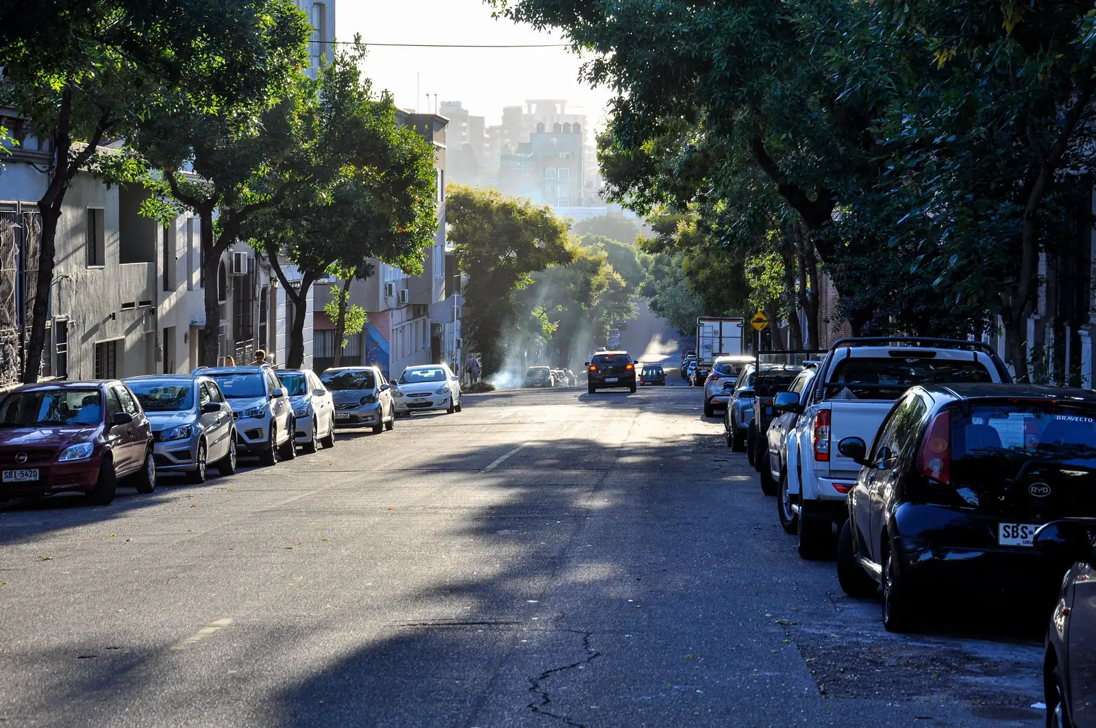 Calle del barrio de Arrancapins con arquitectura residencial mediterránea (imagen representativa: no es una fotografía literal del barrio)