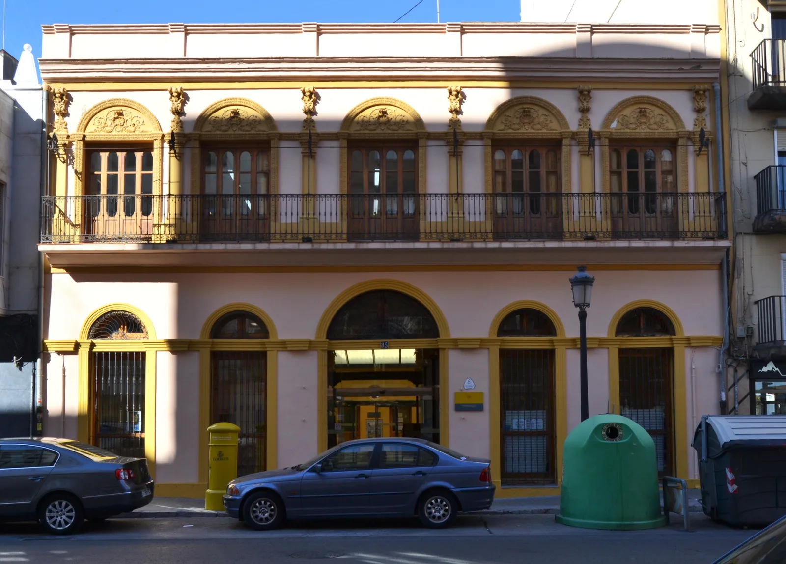 Calle del barrio de Cabanyal con arquitectura residencial mediterránea (imagen representativa: no es una fotografía literal del barrio)