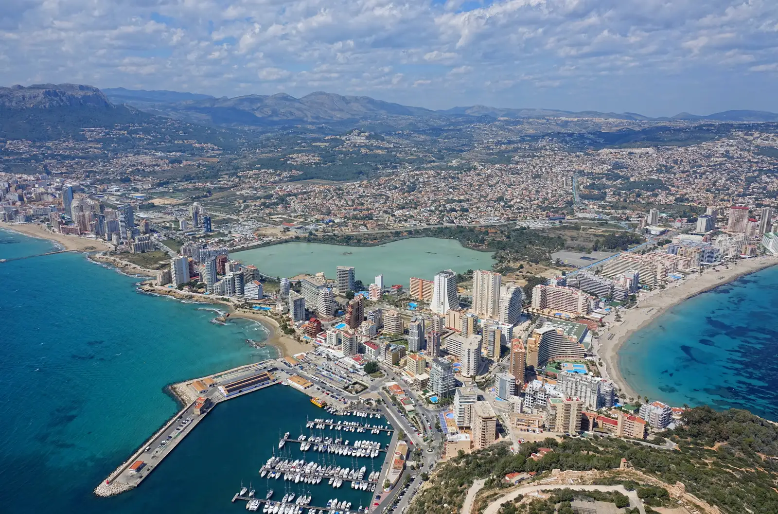 Vista de Calpe y el Peñón de Ifach desde el propio peñón