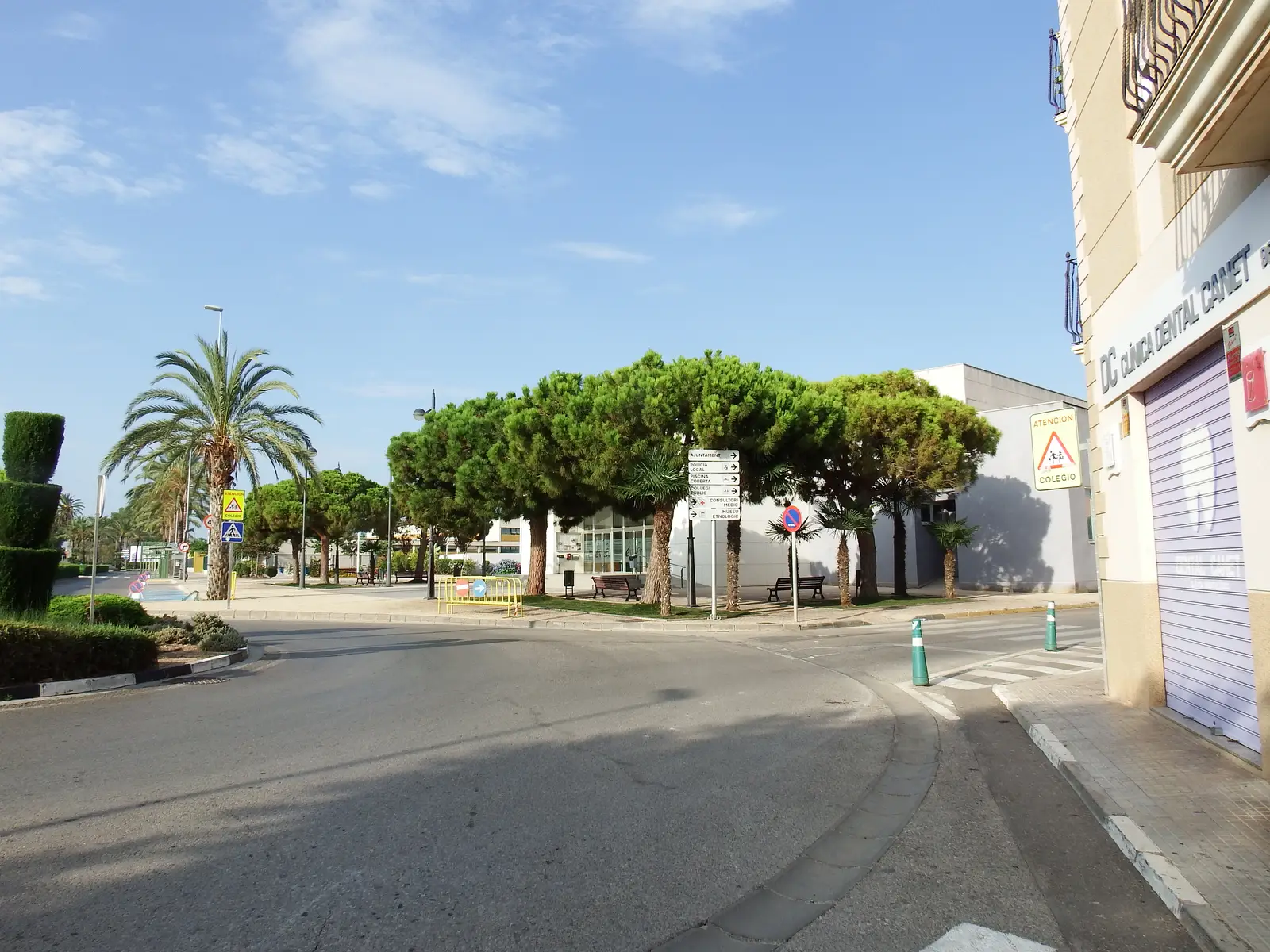 Ambiente de comercio y vida cotidiana en una calle de Canet de Berenguer (imagen representativa: no es una fotografía literal del barrio)