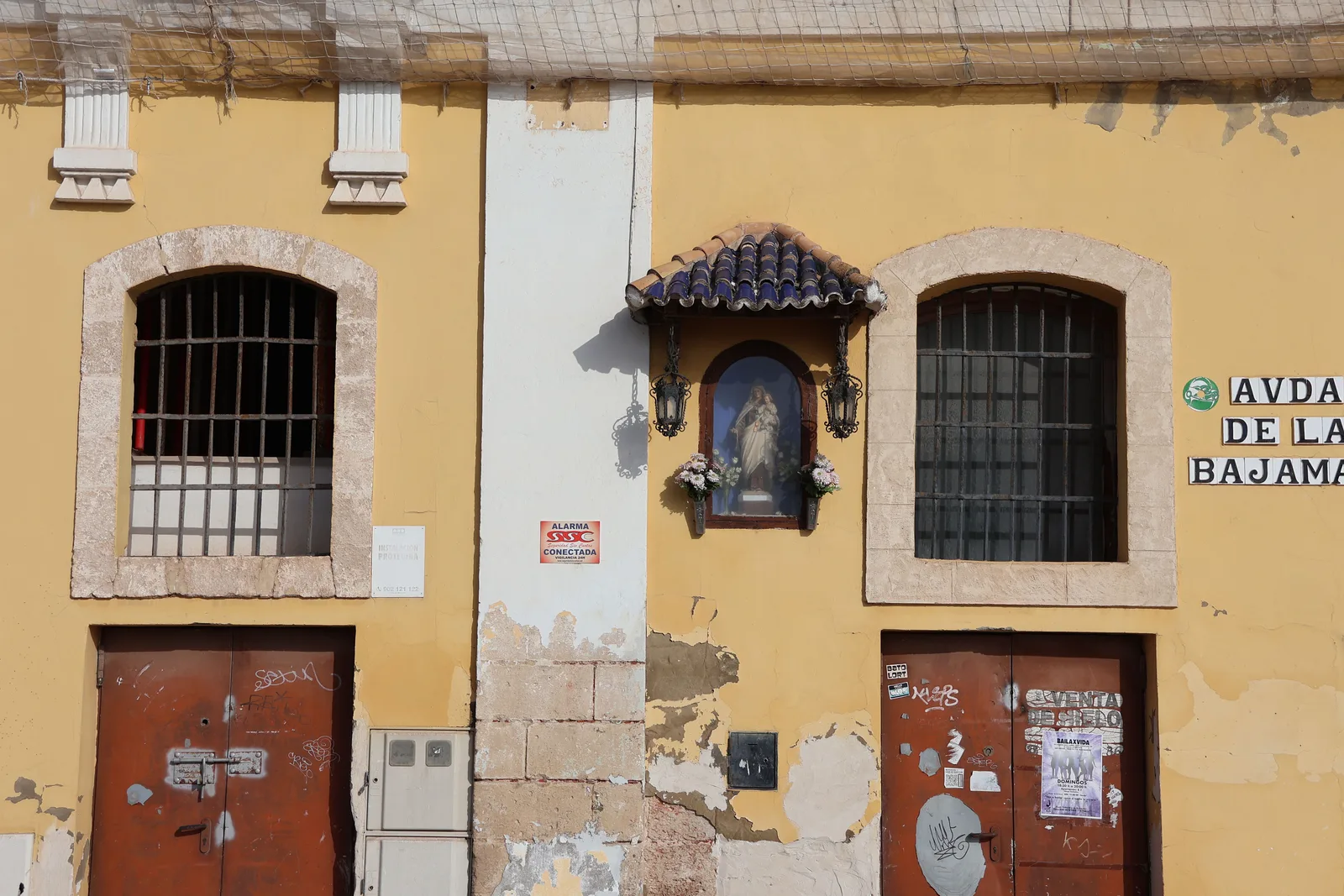 Calle del barrio de El Carmen con arquitectura residencial mediterránea