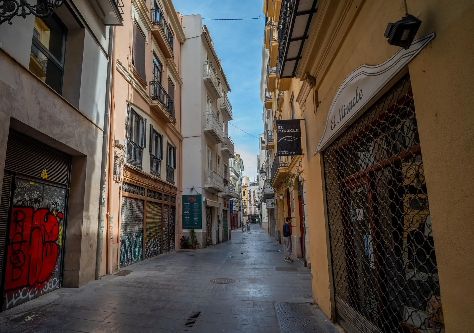 Calle del barrio de El Mercat con arquitectura residencial mediterránea (imagen representativa: no es una fotografía literal del barrio)