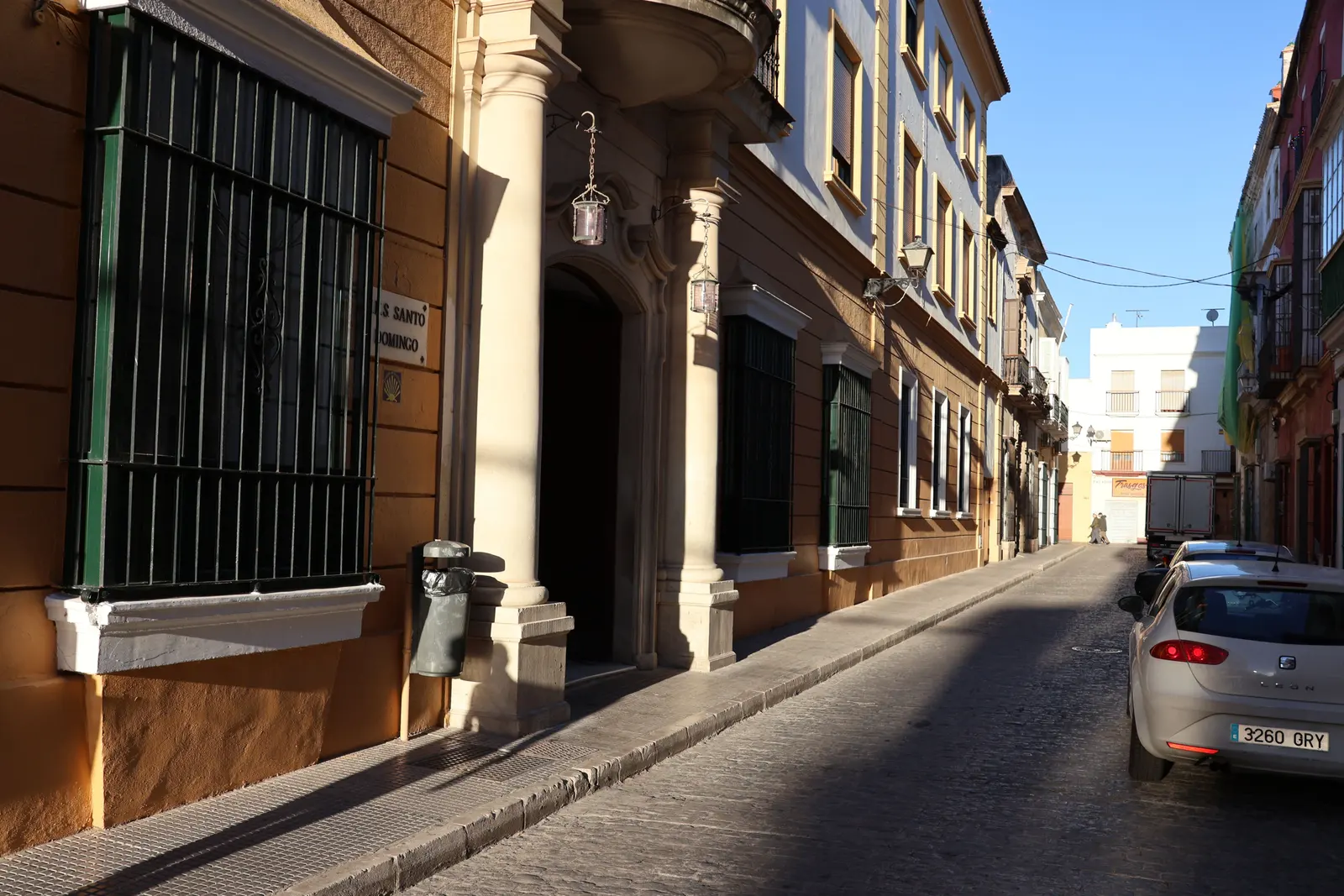 Calle del barrio de El Plantío con arquitectura residencial mediterránea (imagen representativa: no es una fotografía literal del barrio)