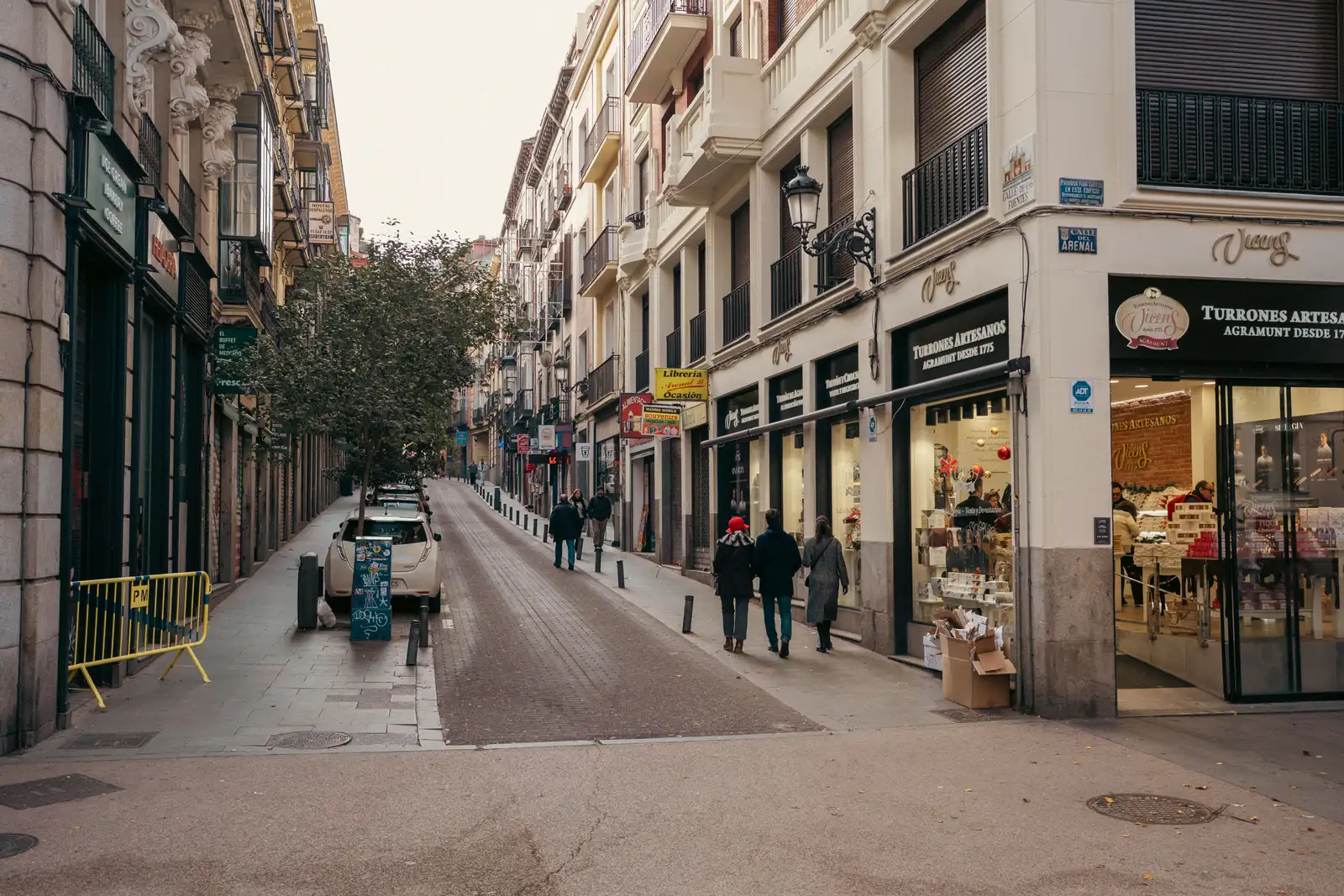 Ambiente de comercio y vida cotidiana en una calle de Gran Vía