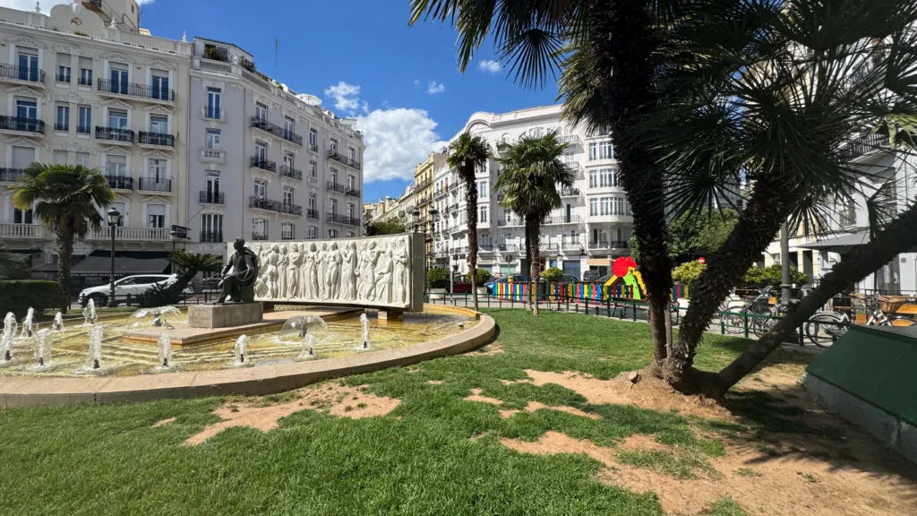 Fuente del Maestro Serrano en la Gran Vía del Marqués del Túria, Valencia