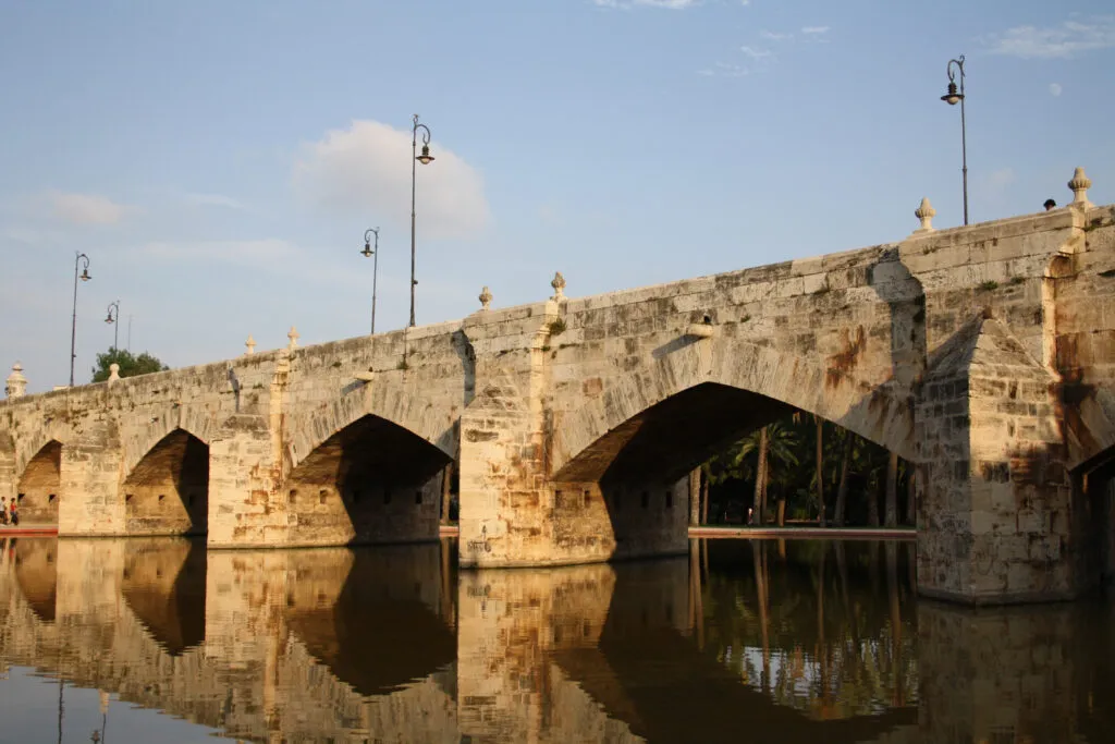 Puente sobre el Jardín del Turia en Mestalla, barrio de El Pla del Real, Valencia