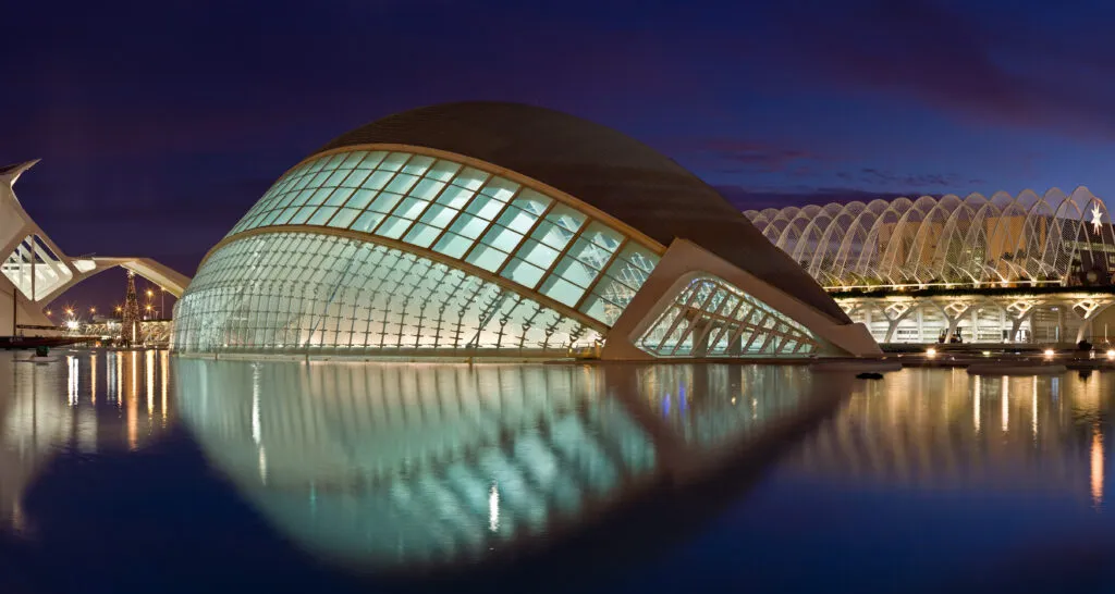 Vista nocturna del Hemisfèric de la Ciutat de les Arts i les Ciències desde el barrio de Penya-roja, Valencia