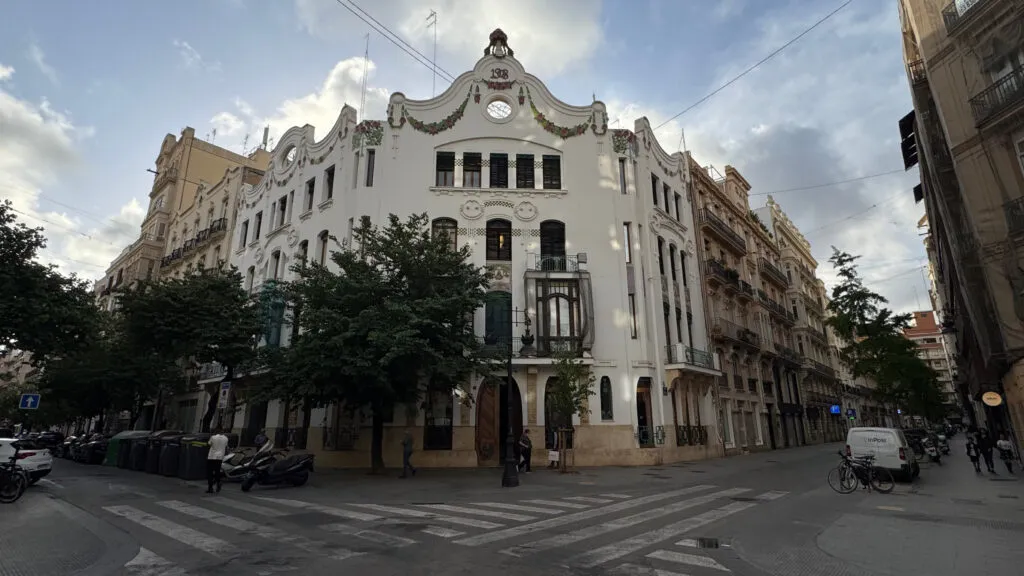Fachada modernista de la Casa de los Dragones en Pla del Remei, Valencia