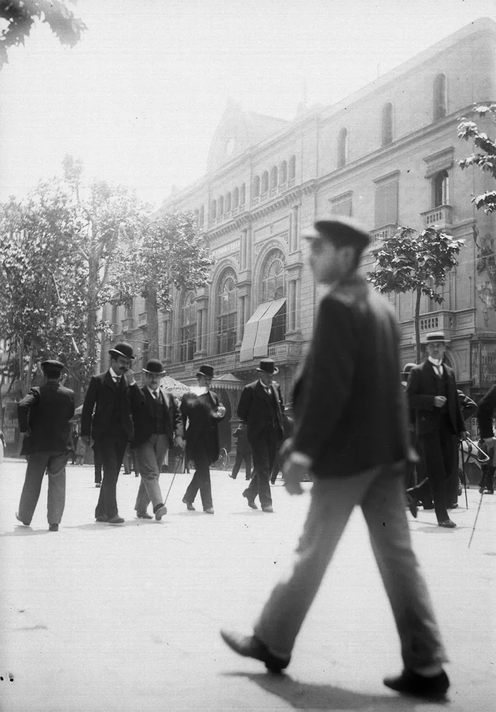 Ambiente de comercio y vida cotidiana en una calle de Jaume Roig (imagen representativa: no es una fotografía literal del barrio)
