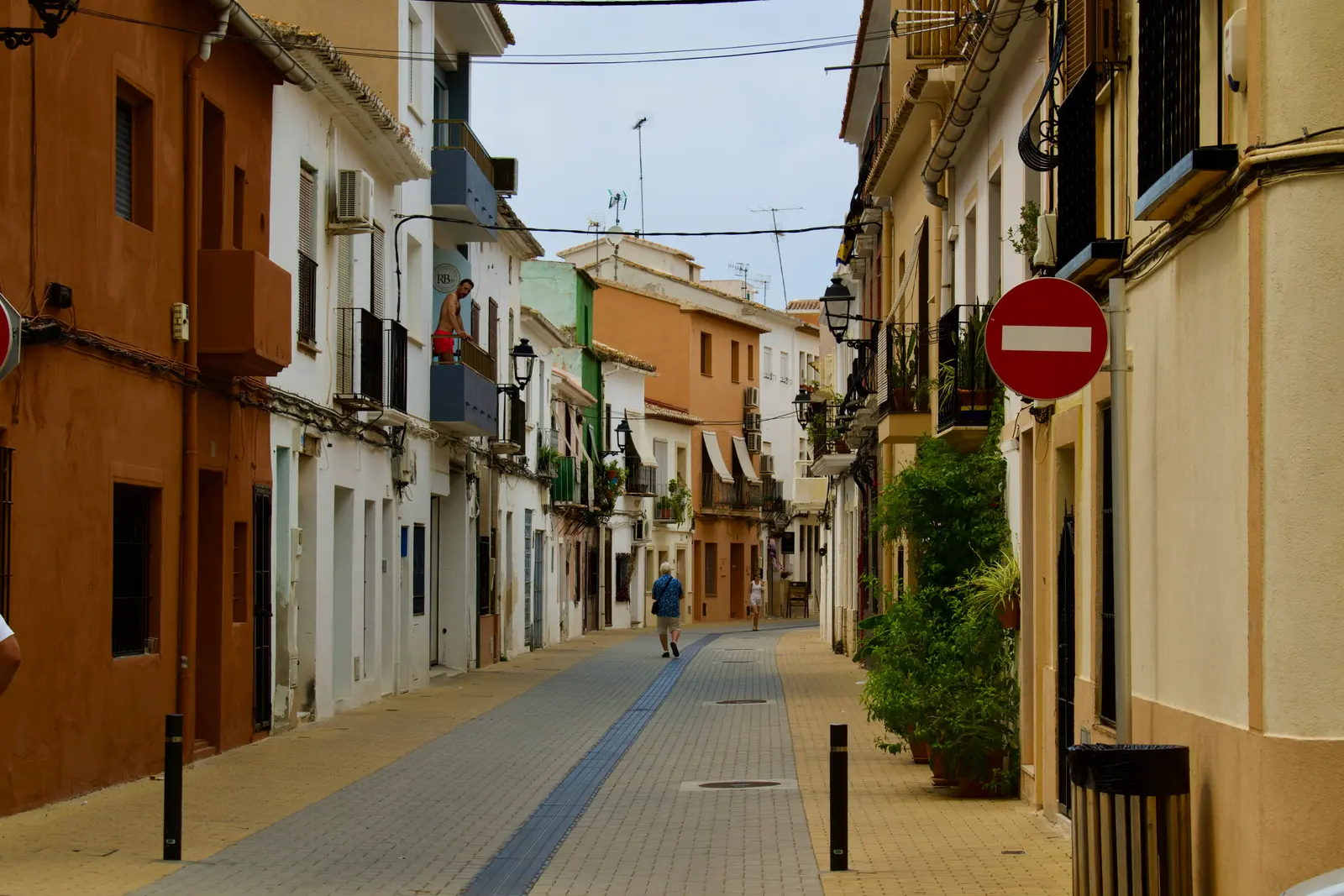 Calle del barrio de La Creu del Grau con arquitectura residencial mediterránea (imagen representativa: no es una fotografía literal del barrio)
