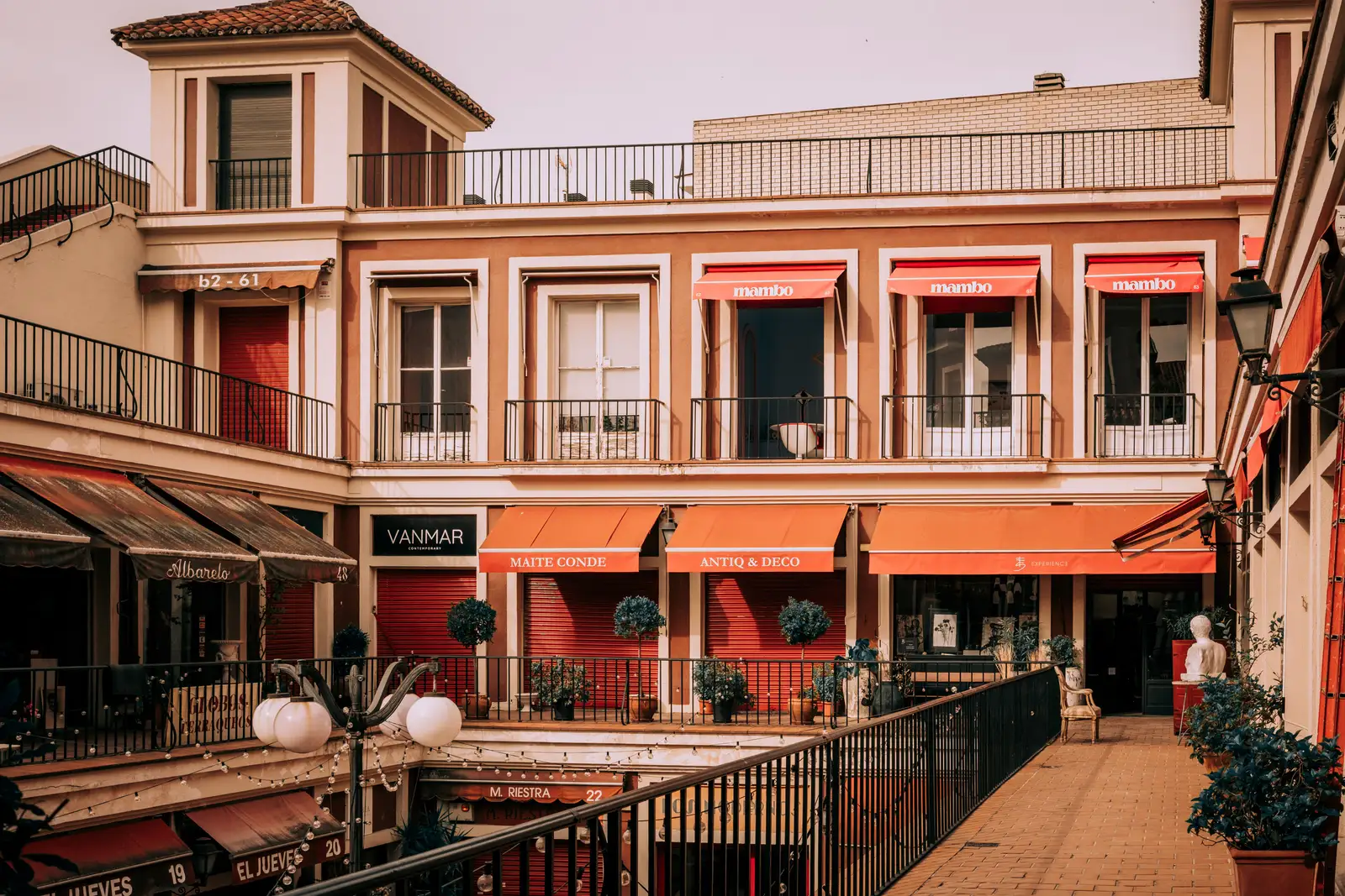 Ambiente de comercio y vida cotidiana en una calle de La Creu del Grau (imagen representativa: no es una fotografía literal del barrio)
