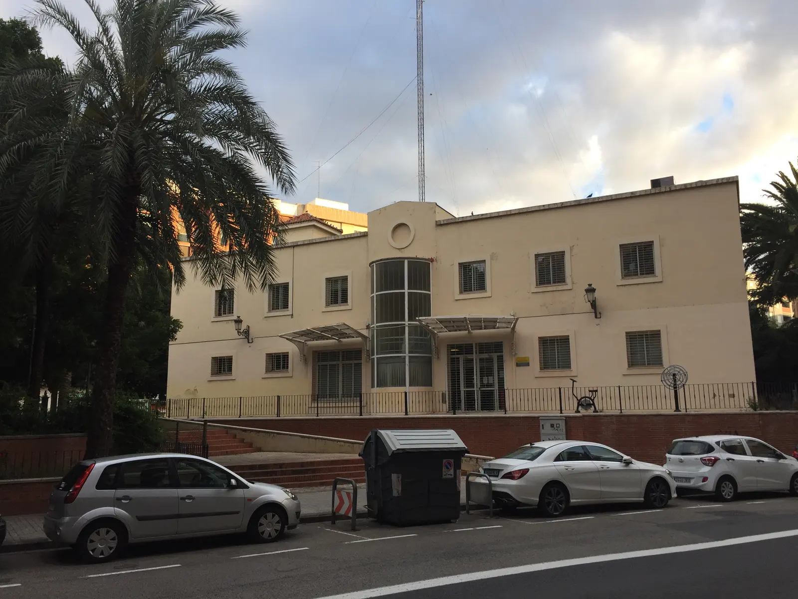 Ambiente de comercio y vida cotidiana en una calle de La Raiosa (imagen representativa: no es una fotografía literal del barrio)
