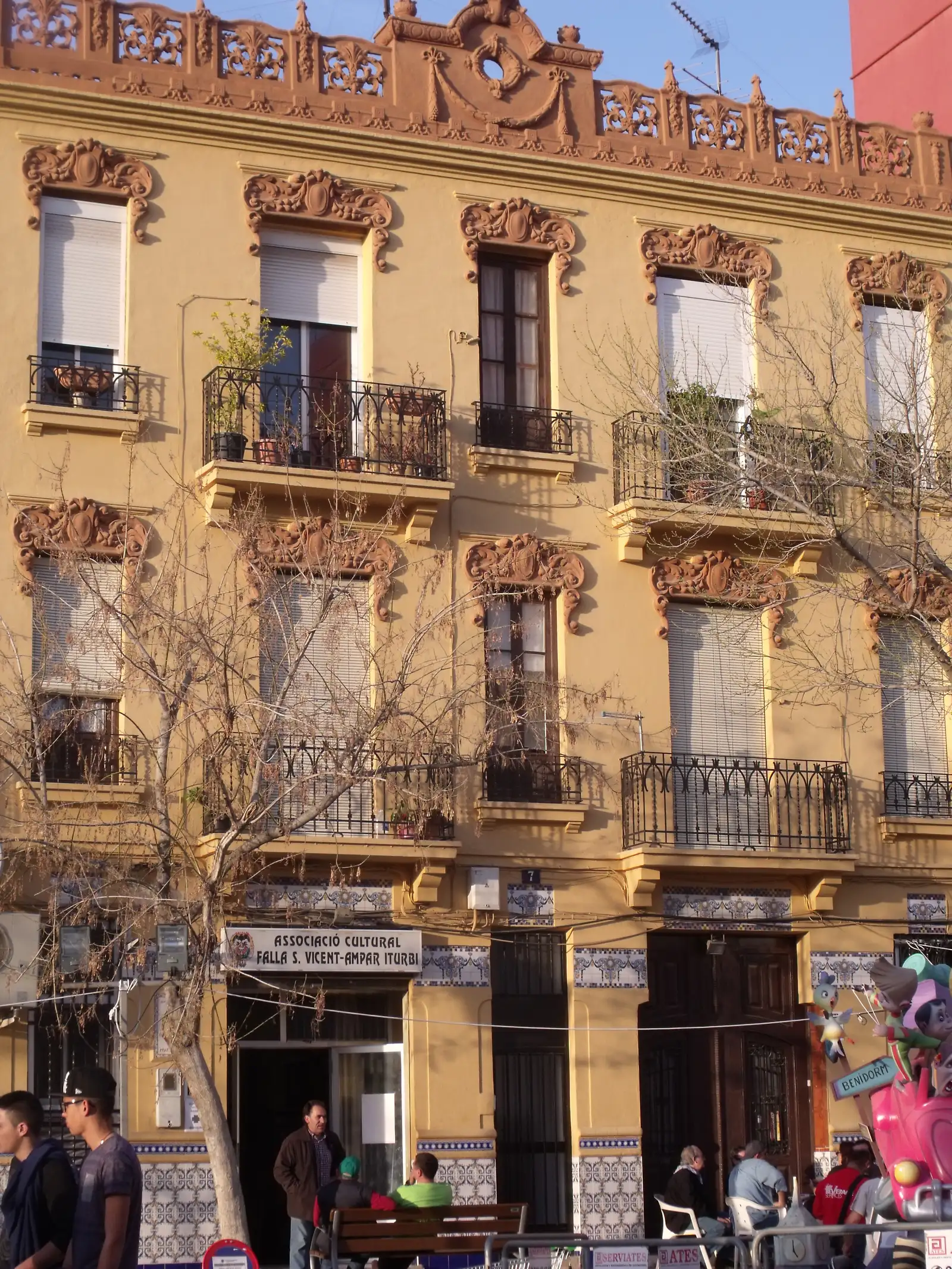 Fachada de un casal fallero en La Raiosa (Valencia)