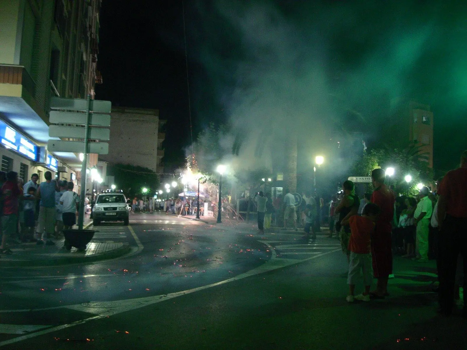 Ambiente de comercio y vida cotidiana en una calle de Oropesa del Mar (imagen representativa: no es una fotografía literal del barrio)