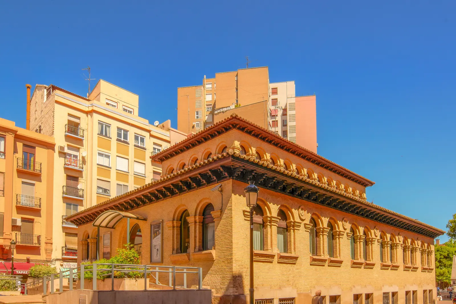 Ambiente de comercio y vida cotidiana en una calle de Penya-roja