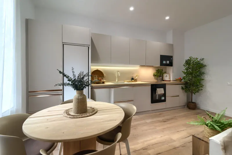 Interior de la vivienda resultante del cambio de uso del proyecto Vion, con los techos originales del edificio de 1920 conservados