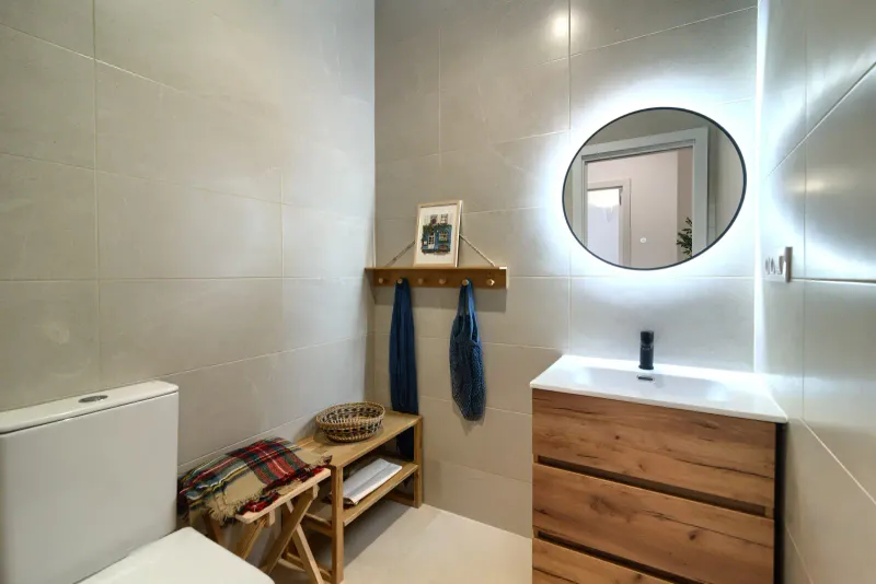 Baño con cerámica de gran formato de la vivienda del proyecto Vion, resultado de un cambio de uso de local comercial a vivienda