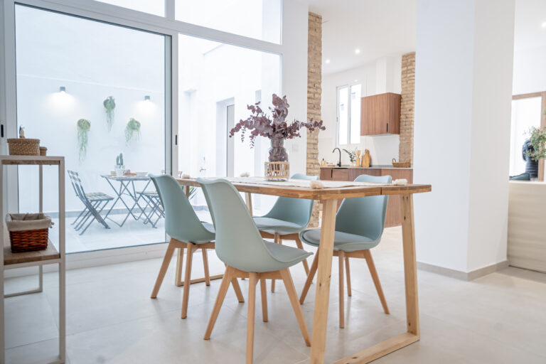 Planta baja reformada en venta en el Cabanyal: Doble patio y 50 m² de salón en C/ Ramón de Rocafull