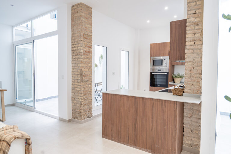 Planta baja reformada en venta en el Cabanyal: Doble patio y 50 m² de salón en C/ Ramón de Rocafull