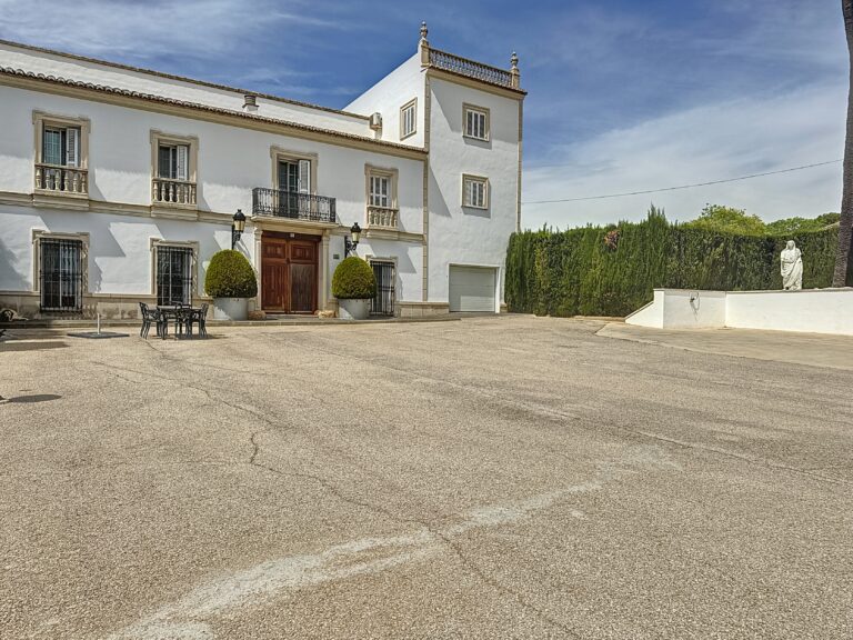 Villa Histórica en Venta en El Bosque, Chiva