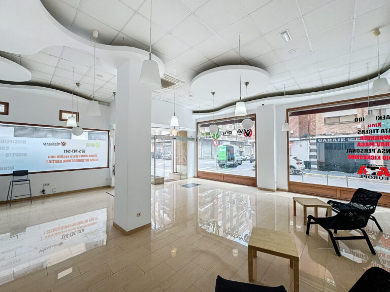 Local en Chaflán en Venta en Patraix