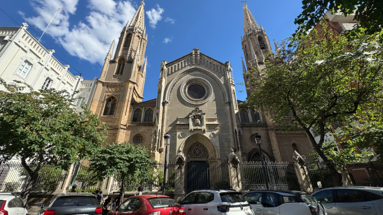 Basílica de San Vicente Ferrer en el barrio de Pla del Remei entre árboles y edificios