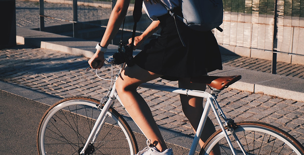 Persona montando en bicicleta por una calle con pavimento de adoquines