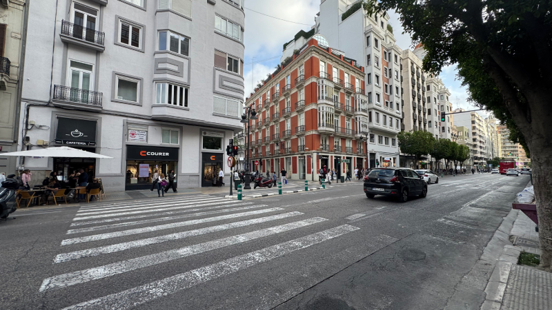 Cafeterías y terrazas en una avenida del barrio de Pla del Remei