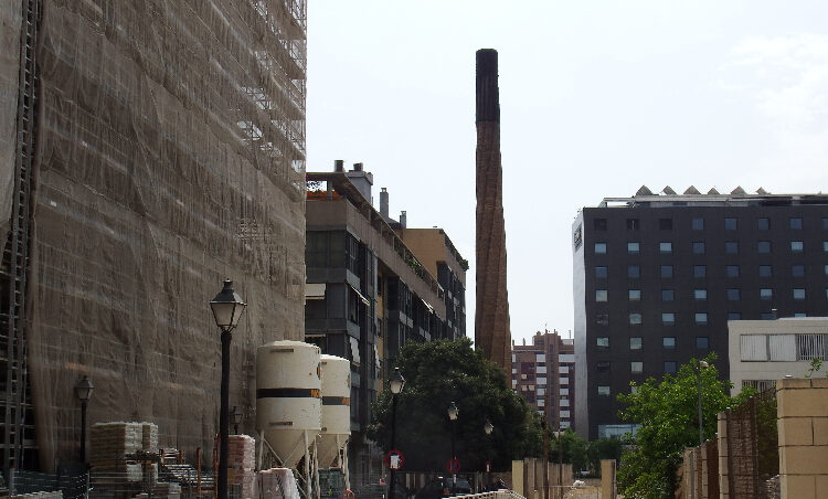 Chimenea de la antigua Fábrica de Papel Layana en Penya-roja.