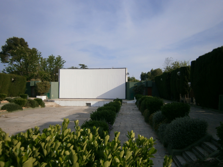 Cine de Verano de L'Eliana al aire libre rodeado de jardines