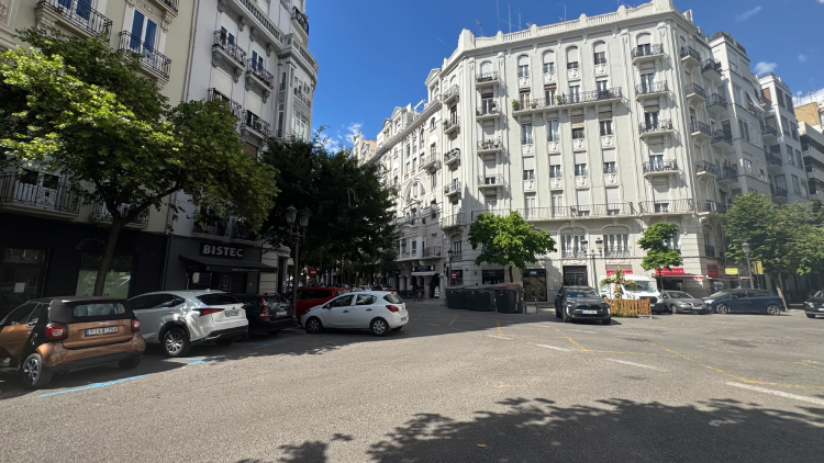 Edificios residenciales y plaza abierta en el barrio de Gran Vía bajo cielo despejado