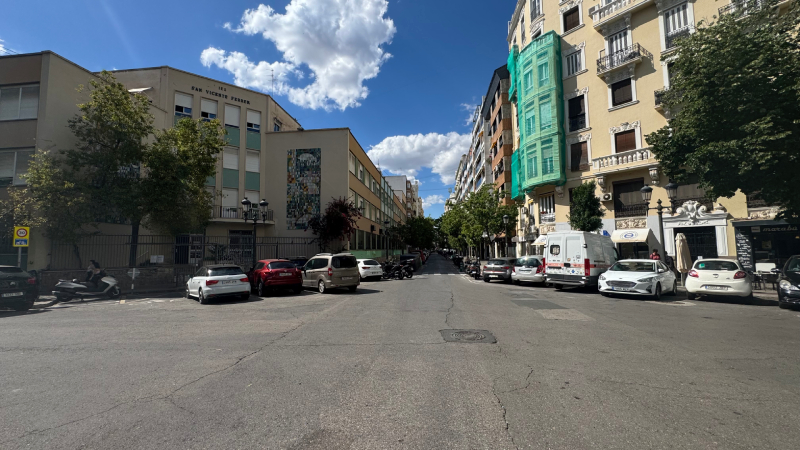 Calle con cafeterías y terrazas en Gran Vía