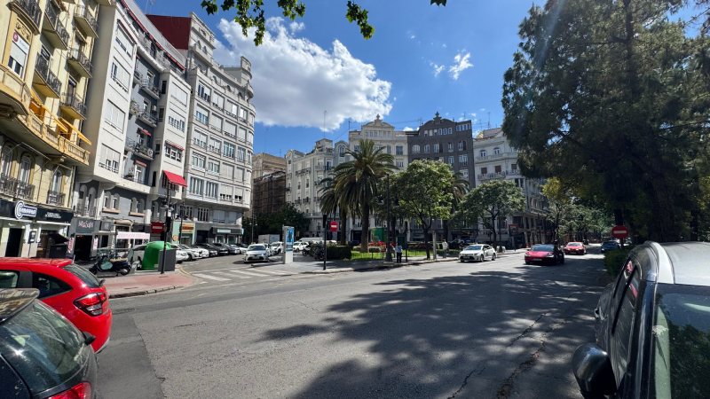 Calle residencial con comercios locales en Gran Vía
