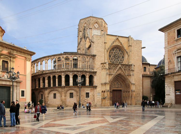 Puerta de los Apóstoles de la Catedral en la Plaza de la Virgen de La Seu