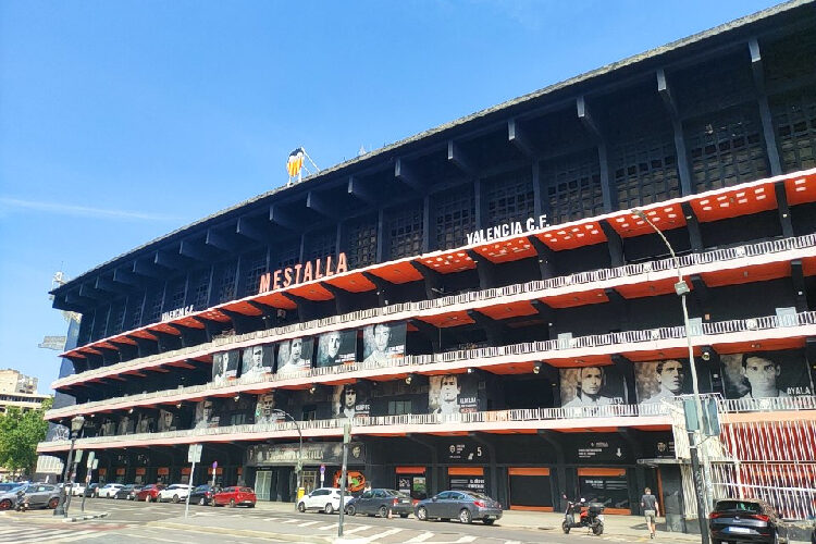Fachada principal del estadio de Mestalla
