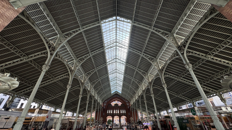 Interior del Mercado de Colón en el barrio de Pla del Remei con estructura modernista