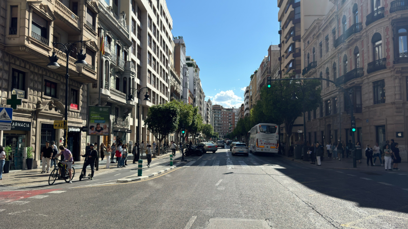 Calle comercial de Sant Francesc con farmacia, comercios y servicios urbanos