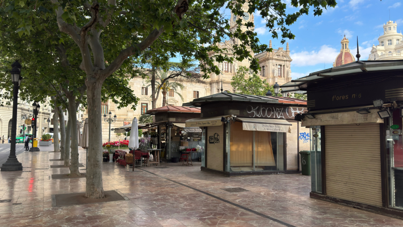 Puestos de flores junto a la Plaza del Ayuntamiento en Sant Francesc