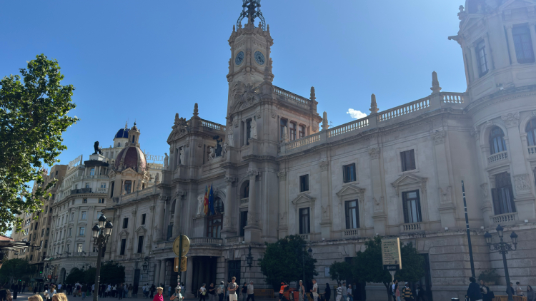 Plaza del Ayuntamiento de Valencia con edificios históricos en Sant Francesc