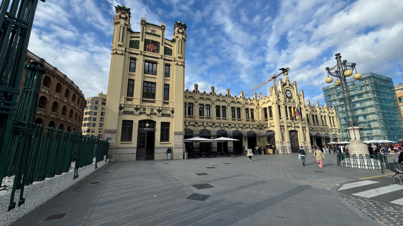 Terrazas y cafeterías junto a la Estación del Norte en Sant Francesc