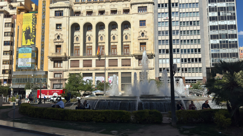 Fuente frente al Teatro Rialto en Sant Francesc